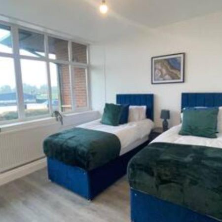 2 Bedroom Apartment - Flitwick - Contractor Friendly - Tourist Ready - Full Kitchen - Wifi - Smart Tv - Sofa Bed - Free Parking - Ideal For Short Or Long Stays Kültér fotó