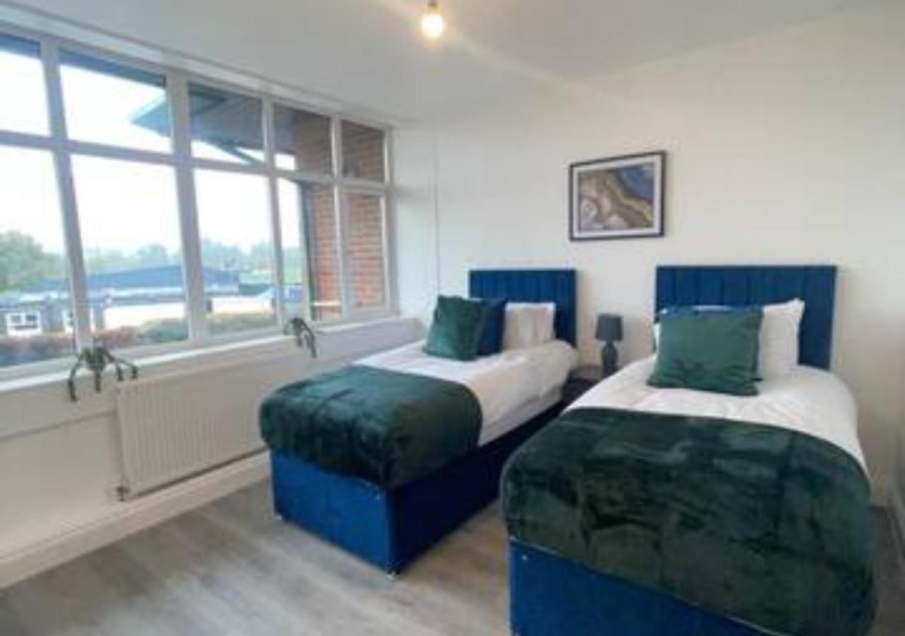 2 Bedroom Apartment - Flitwick - Contractor Friendly - Tourist Ready - Full Kitchen - Wifi - Smart Tv - Sofa Bed - Free Parking - Ideal For Short Or Long Stays Kültér fotó