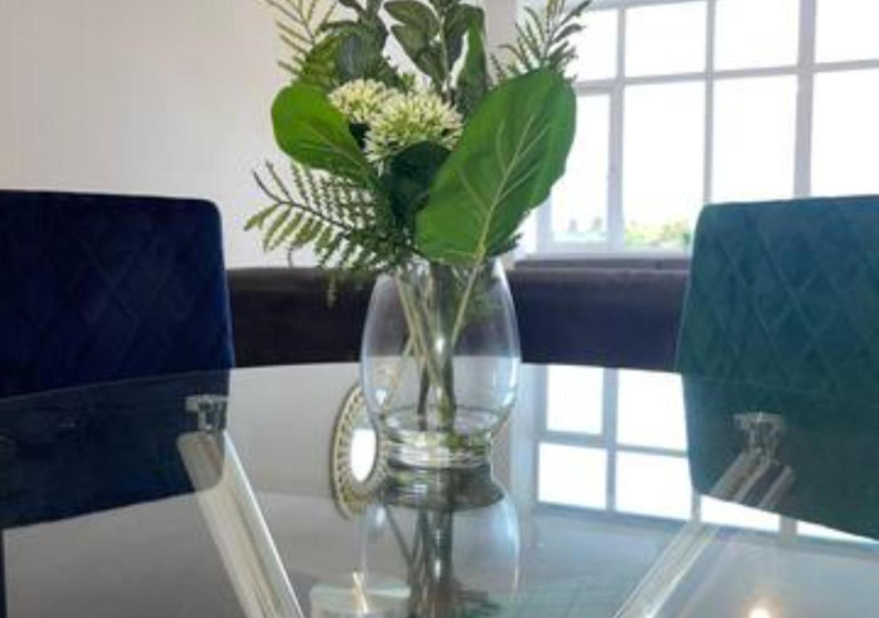 2 Bedroom Apartment - Flitwick - Contractor Friendly - Tourist Ready - Full Kitchen - Wifi - Smart Tv - Sofa Bed - Free Parking - Ideal For Short Or Long Stays Kültér fotó