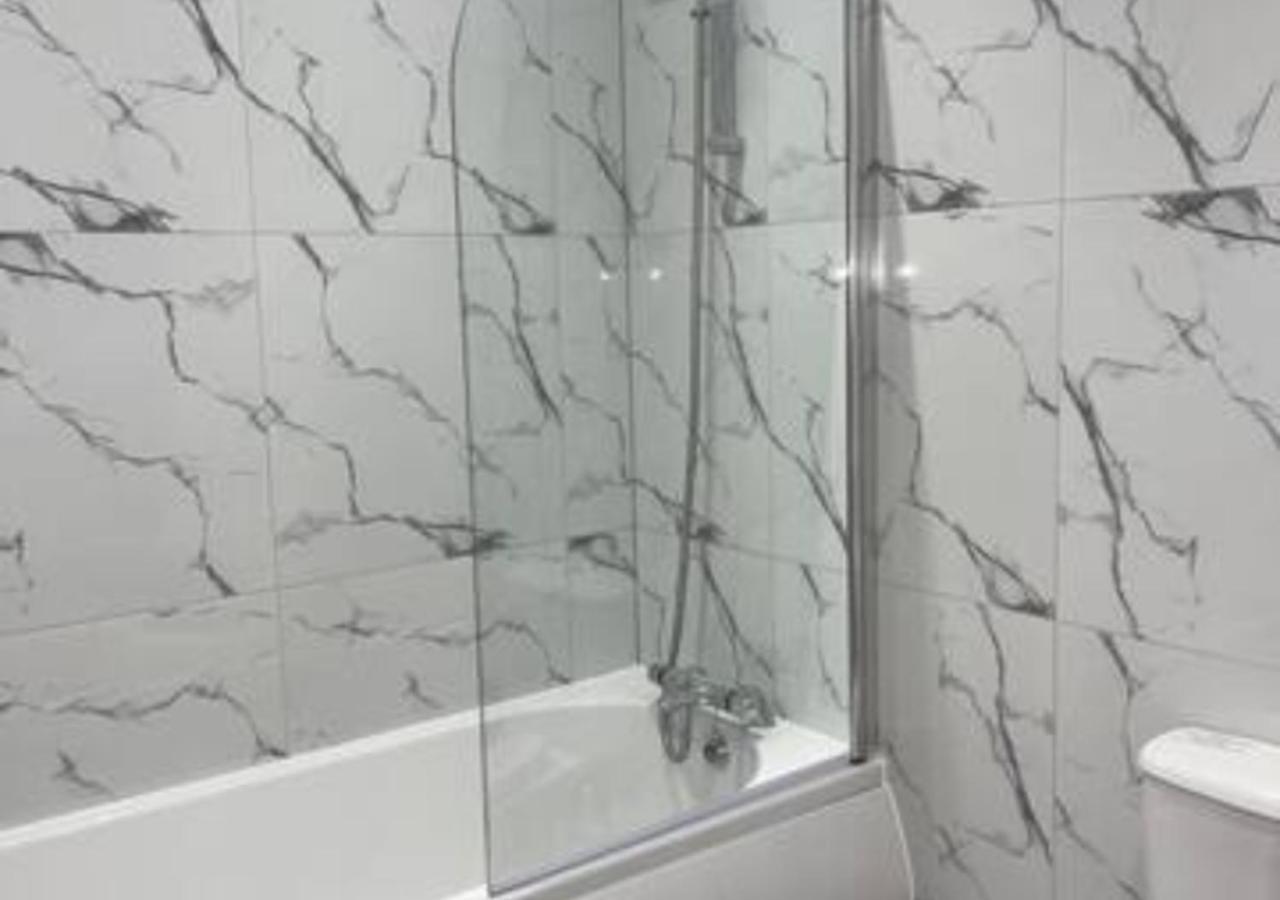 2 Bedroom Apartment - Flitwick - Contractor Friendly - Tourist Ready - Full Kitchen - Wifi - Smart Tv - Sofa Bed - Free Parking - Ideal For Short Or Long Stays Kültér fotó