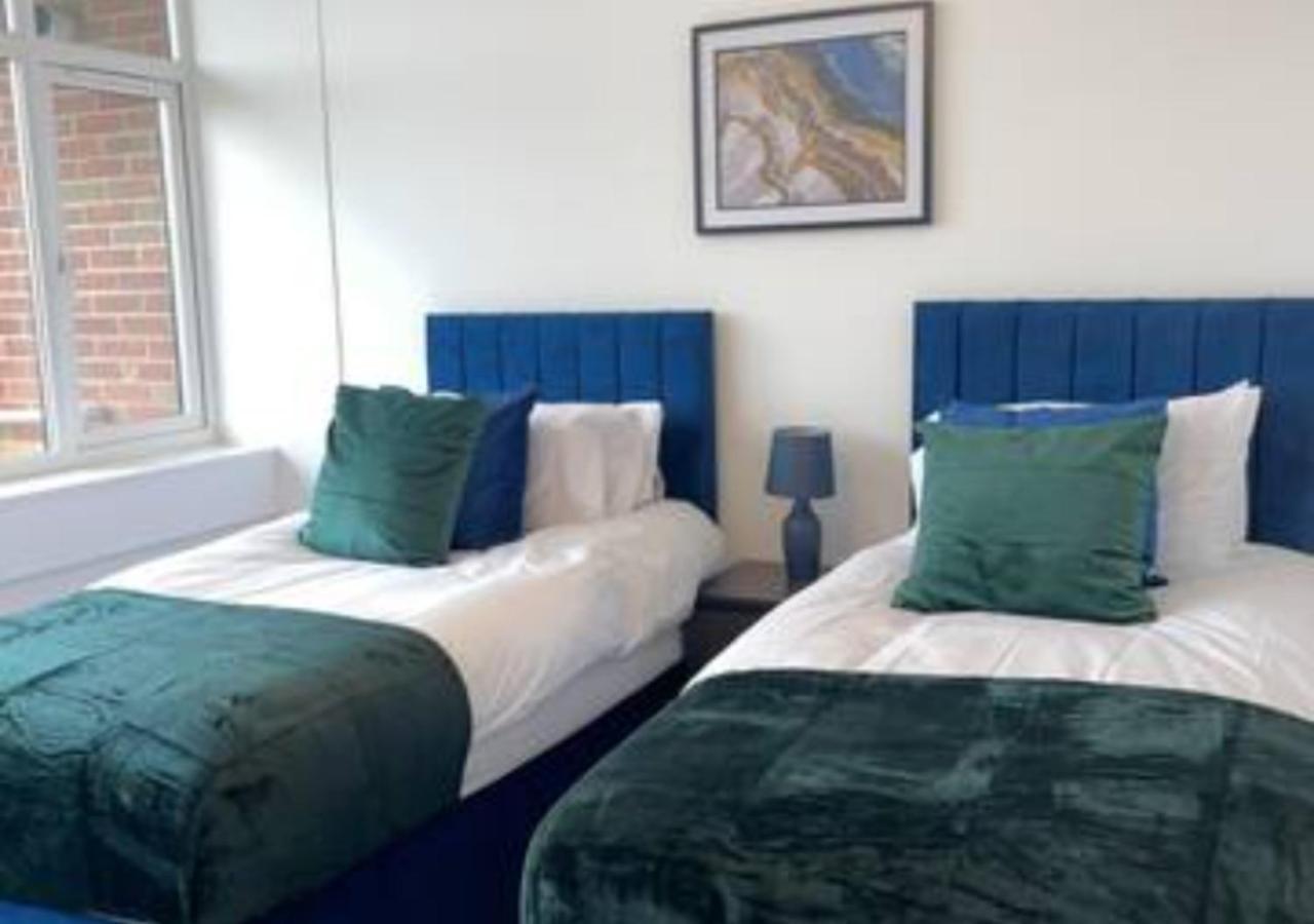 2 Bedroom Apartment - Flitwick - Contractor Friendly - Tourist Ready - Full Kitchen - Wifi - Smart Tv - Sofa Bed - Free Parking - Ideal For Short Or Long Stays Kültér fotó