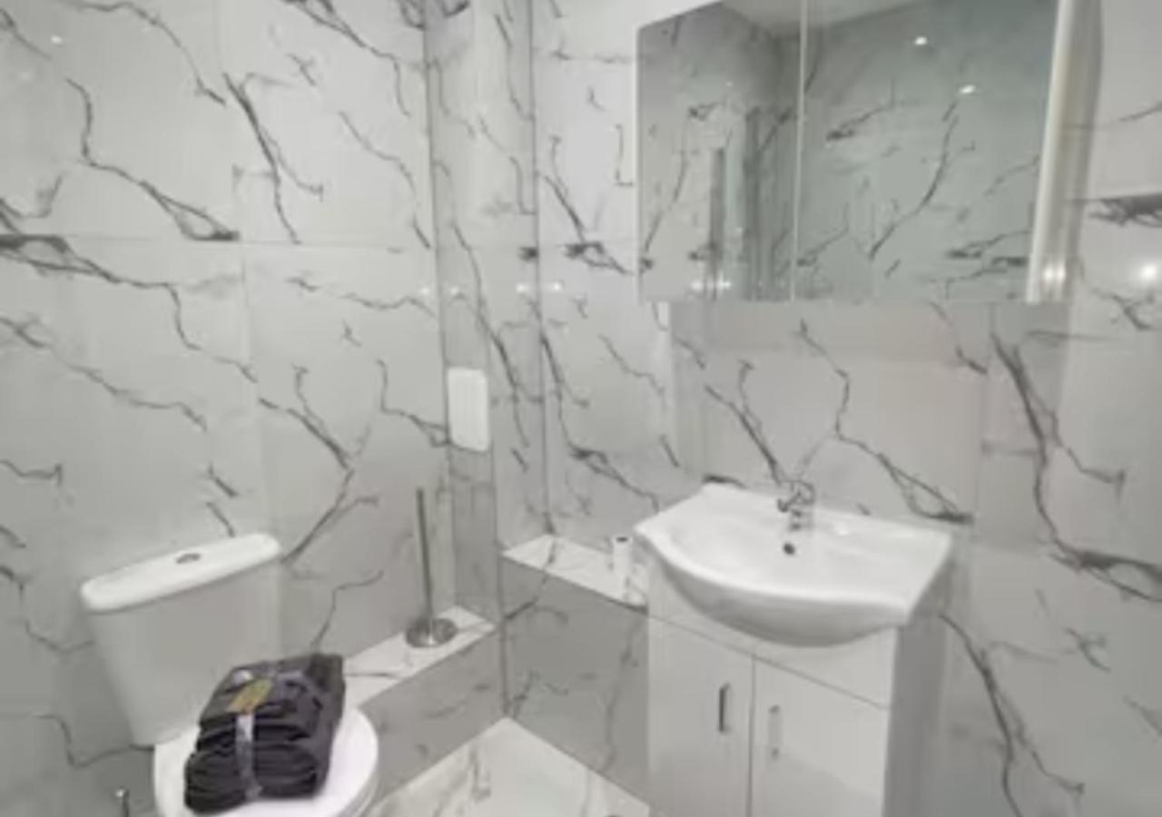 2 Bedroom Apartment - Flitwick - Contractor Friendly - Tourist Ready - Full Kitchen - Wifi - Smart Tv - Sofa Bed - Free Parking - Ideal For Short Or Long Stays Kültér fotó
